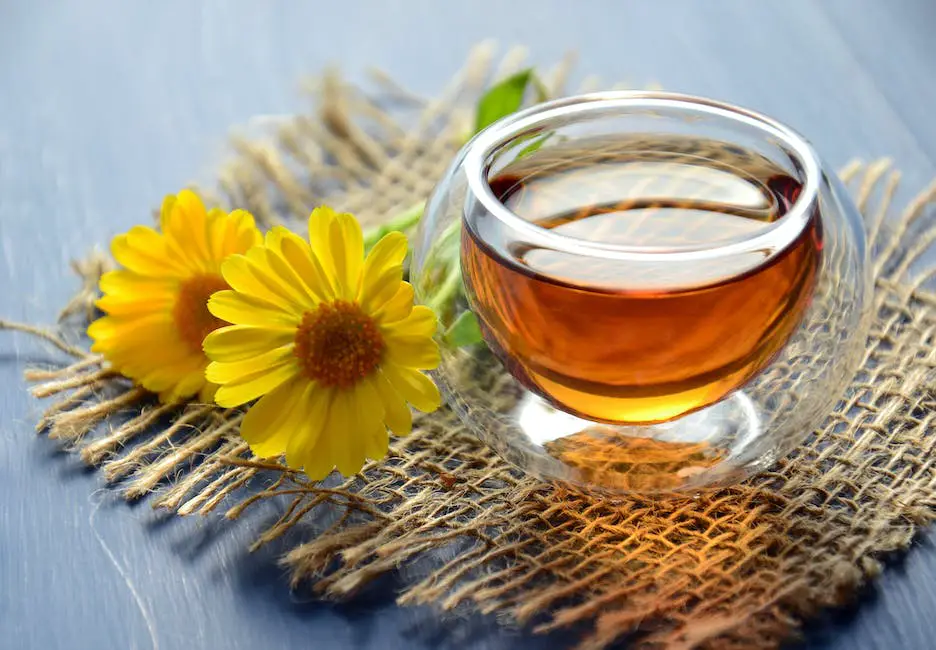 Manuka honey jar with a golden color liquid, representing the health benefits it provides